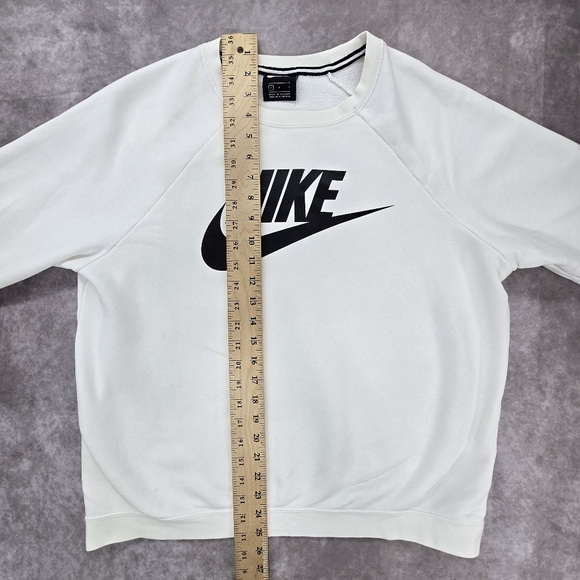 Nike Sportswear Essential Fleece Pullover Sweatshirt - Picture 13 of 13